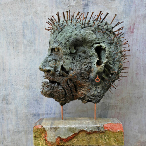 Testa con chiodi, 2009, Scultura polimaterica, cm 65 x 22 x 45